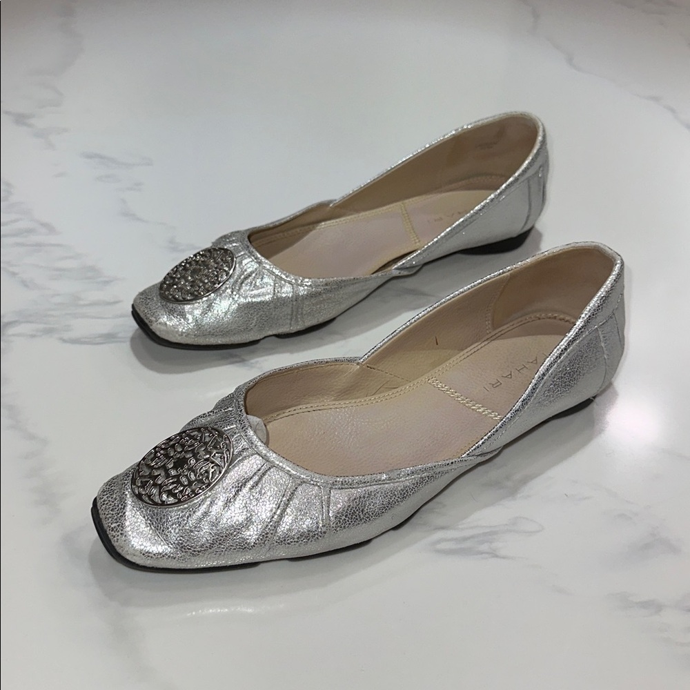 TAHARI SIZE 8.5~SILVER METALLIC BALLET FLATS SILVER EMBLEM ON SHOE TOE LEATHER